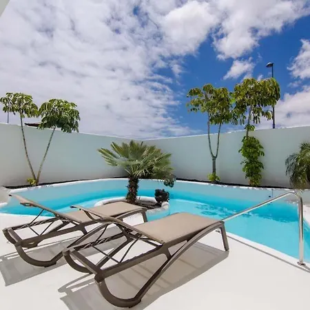 Sleeps 5 Pool Air Con Wifi *