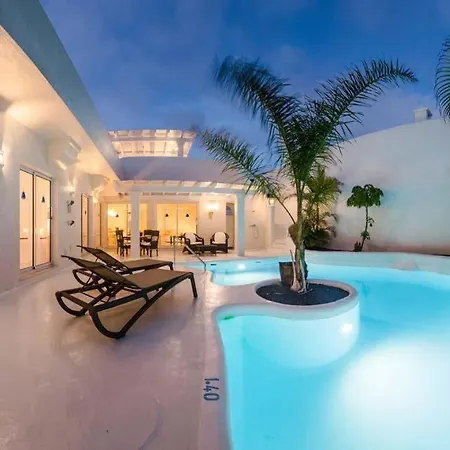 Sleeps 5 Pool Air Con Wifi Villa Corralejo