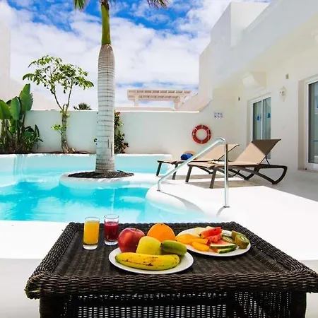 Sleeps 5 Pool Air Con Wifi Corralejo